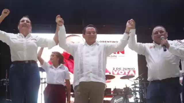 Joaquín Díaz Mena en el cierre de campaña de Florentino "Masha" Chan, en Kanasín