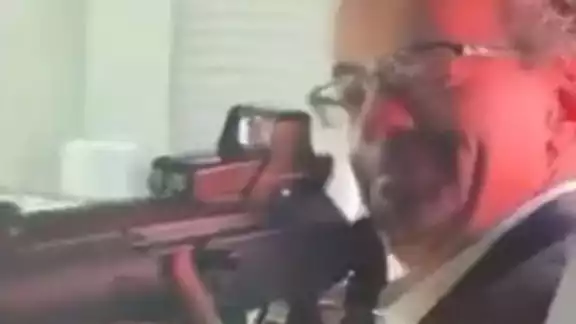 Jon Bejamin, embajador de Reino Unido en México fue despedido por apuntar con un rifle de asalto a empleado Jon Bejamin, embajador de Reino Unido en México fue despedido por apuntar con un rifle de asalto a empleado