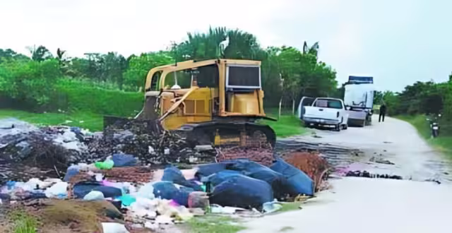 Las autoridades locales limpiaron la entrada del basurero municipal de Sabancuy, que estaba bloqueada por desechos.