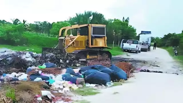Las autoridades locales limpiaron la entrada del basurero municipal de Sabancuy, que estaba bloqueada por desechos.