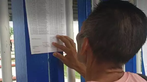 Padres de familia acuden a las instalaciones para inscribir a sus hijos