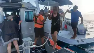 Rescatan a 9 bañistas que permanecían varadas en una nave menor de recreo en Isla Mujeres