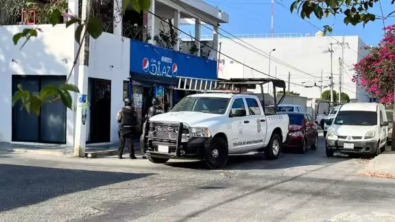 Agentes de seguridad arribaron al sitio en la zona de tolerancia en Cancún Agentes de seguridad arribaron al sitio en la zona de tolerancia en Cancún