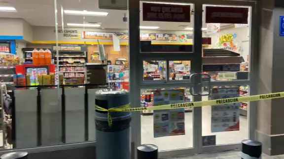 El primer hecho ocurrió en el interior de la tienda departamental Walmart El primer hecho ocurrió en el interior de la tienda departamental Walmart