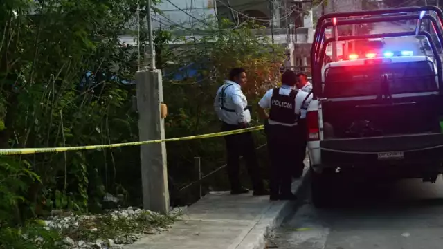 Agentes policiacos custodian el sitio en Campeche