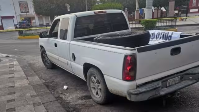 Los cuerpos permanecían debajo de un cartón y una llanta en la camioneta