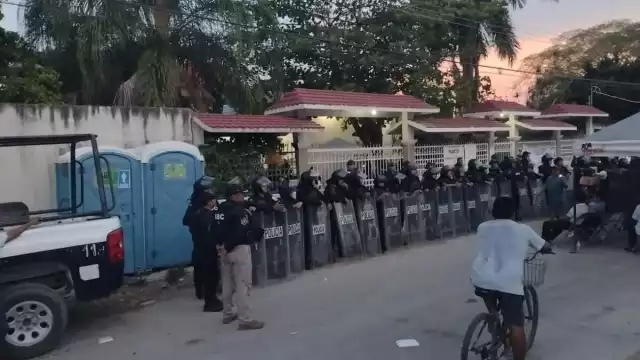 Policías resguardan la zona en que le fue entregada la constancia a Maricarmen Hernández