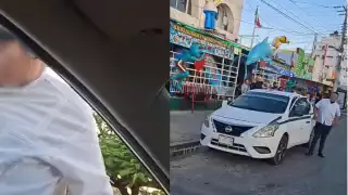 “Ya sabes cómo son las reglas”: Exponen en video a taxista del sindicato de Cancún golpeando a otro agremiado 