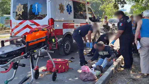 Los lesionados fueron atendidos por los paramédicos con el fin de evaluar sus lesiones Los lesionados fueron atendidos por los paramédicos con el fin de evaluar sus lesiones