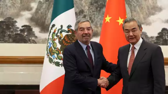 El secretario de Relaciones Exteriores, Juan Ramón de la Fuente, con su homólogo chino, Wang Yi El secretario de Relaciones Exteriores, Juan Ramón de la Fuente, con su homólogo chino, Wang Yi