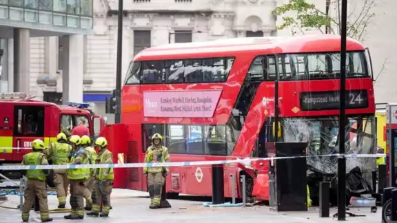 Usuarios en redes sociales compartieron fotografías y videos que muestran al emblemático autobús rojo rodeado de ambulancias y vehículos policiales. Usuarios en redes sociales compartieron fotografías y videos que muestran al emblemático autobús rojo rodeado de ambulancias y vehículos policiales.