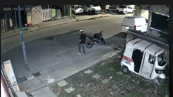 En las imágenes se observa cómo el presunto delincuente desciende de la moto. En las imágenes se observa cómo el presunto delincuente desciende de la moto.