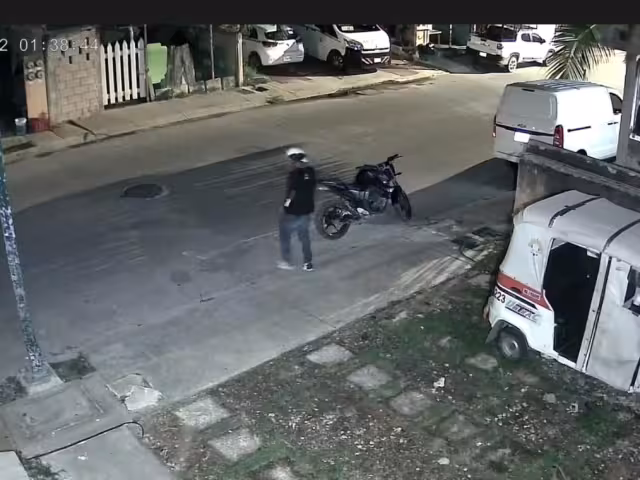 En las imágenes se observa cómo el presunto delincuente desciende de la moto.