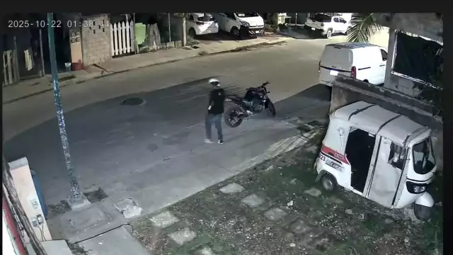 En las imágenes se observa cómo el presunto delincuente desciende de la moto.