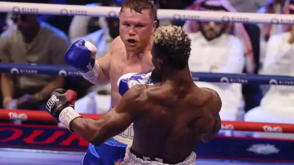 Canelo doblega a Scull por decisión unánime en Arabia