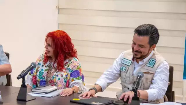 Layda Sansores en reunión con personal de salud en Campeche