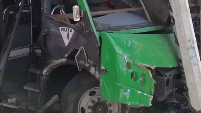 La unidad de transporte público terminó impactada sobre el poste de luz