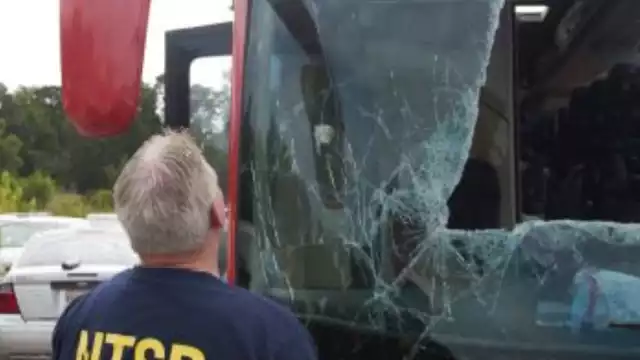 Agentes de transporte revisan los daños del autobús en Mississippi