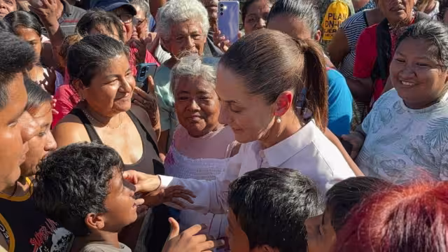 La presidenta Claudia Sheinbaum visitó Acapulco para verificar los trabajos de reconstrucción tras el paso del Huracán John