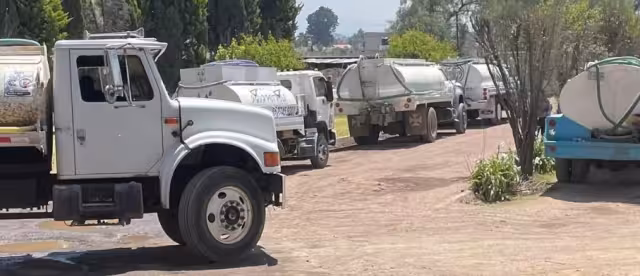 Así eran las filas de pipas para obtener agua en el pozo de Chiautla