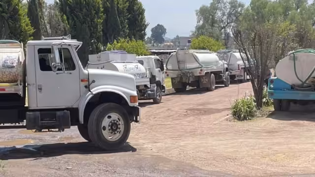 Así eran las filas de pipas para obtener agua en el pozo de Chiautla
