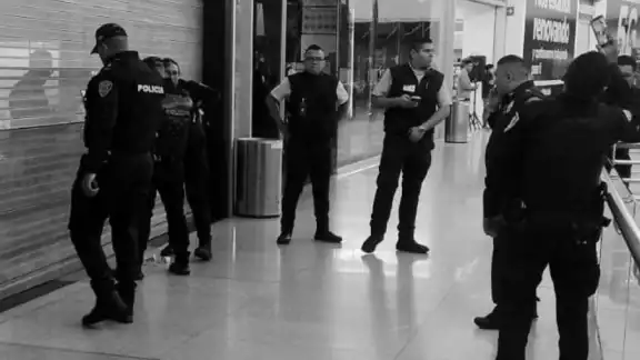 Policías resguardan la joyería tras el robo en CDMX