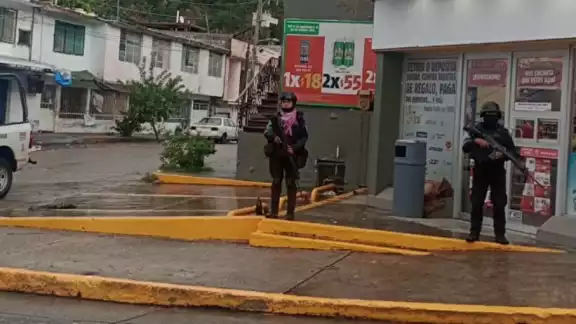 Elementos de fuerzas estatales resguardan tiendas de conveniencia en Acapulco ,para evitar la rapiña