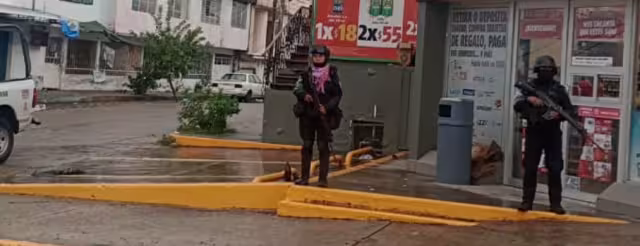 Elementos de fuerzas estatales resguardan tiendas de conveniencia en Acapulco ,para evitar la rapiña