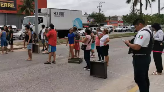 Agentes policiacos resguardan la protesta en Ciudad del Carmen