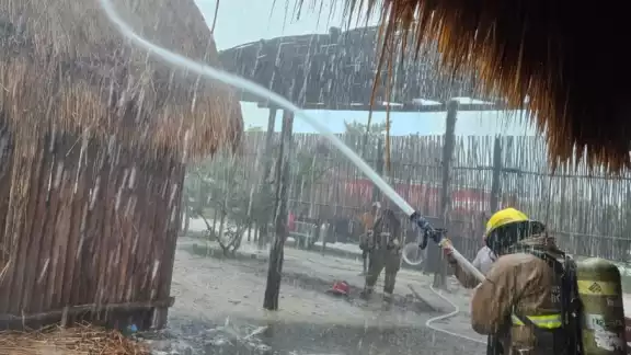 Personal de emergencias combate el incendio en Holbox Personal de emergencias combate el incendio en Holbox