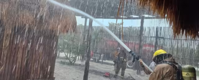 Personal de emergencias combate el incendio en Holbox