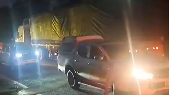 Luego de 36 horas de bloqueo en la carretera Acapulco-Zihuatanejo, las autoridades lograron un acuerdo con pobladores que exigen medidas contra el crimen organizado