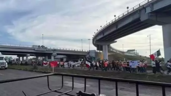 Manifestantes en contra de la reforma judicial, colapsaron las autopistas México-Querétaro y México-Toluca Manifestantes en contra de la reforma judicial, colapsaron las autopistas México-Querétaro y México-Toluca