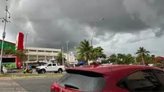 Fuertes lluvias generan encharcamientos y apagones en Cancún: VIDEOS