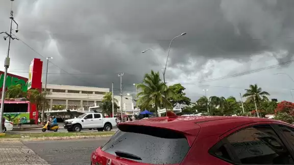 Así lucía el cielo durante la lluvia en Cancún