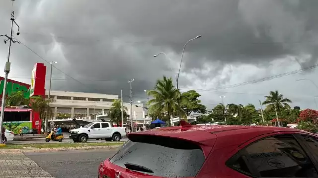 Así lucía el cielo durante la lluvia en Cancún