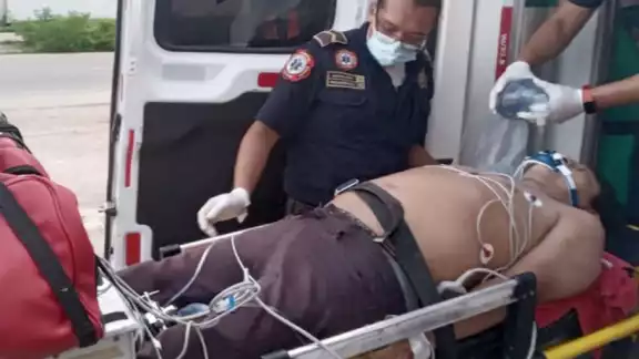 El hombre fue asistido por paramédicos en la vía rápida