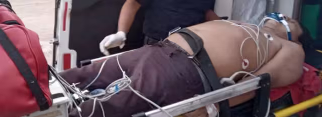 El hombre fue asistido por paramédicos en la vía rápida