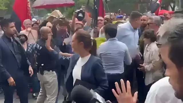 Claudia Sheinbaum se reune con padres de los 43 normalistas desaparecidos de Ayotzinapa