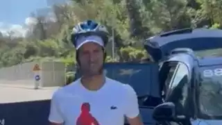Novak Djokovic responde con humor a accidente en Roma y aparece con casco en el Foro Itálico
