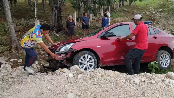 Abuelito se duerme y pierde el control de su vehículo en Campeche
