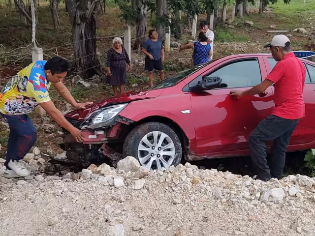 Abuelito se duerme y pierde el control de su vehículo en Campeche