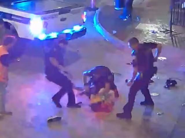 Oficiales responden al tiroteo en Halloween en Orlando.