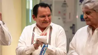 Joaquín Díaz Mena participa en la inauguración del Salón del Automóvil, en Mérida