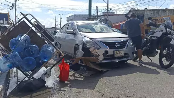 Ambos vehículos sufrieron daños tras el accidente Ambos vehículos sufrieron daños tras el accidente