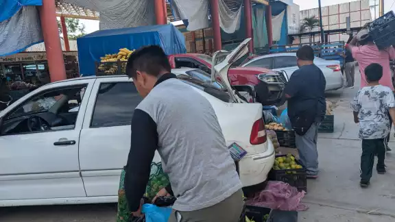 Incluso algunos llegaron para vender mercancía aprovechando los preparativos para la cena