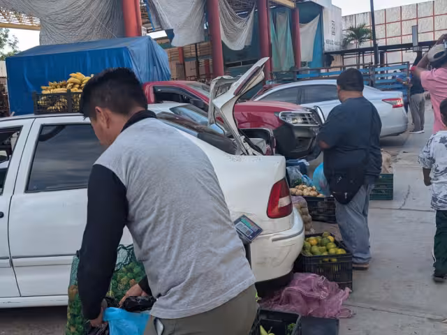 Incluso algunos llegaron para vender mercancía aprovechando los preparativos para la cena