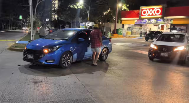 Taxi impacta a automóvil particular en la colonia Petrolera