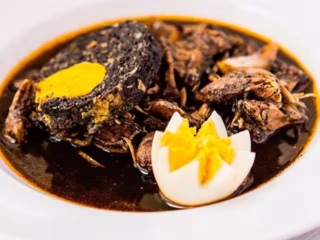 Relleno negro es un platillo que destaca por su color oscuro