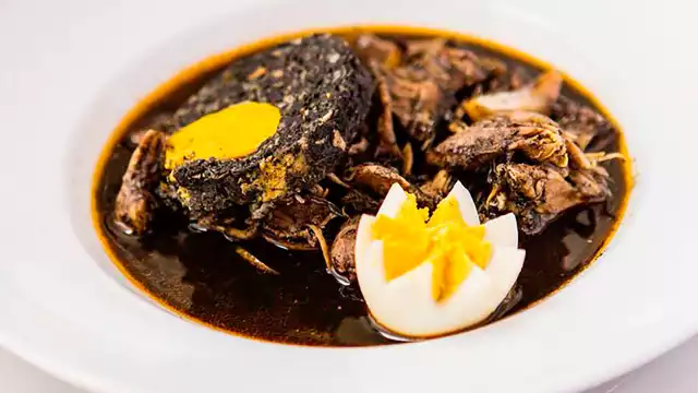 Relleno negro es un platillo que destaca por su color oscuro